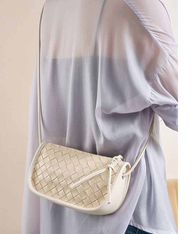 umhängetasche geflochten beige