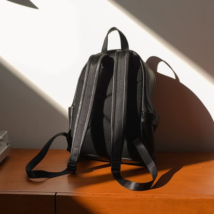 schlichter Unisex Rucksack schwarz Leder für Uni und Reisen