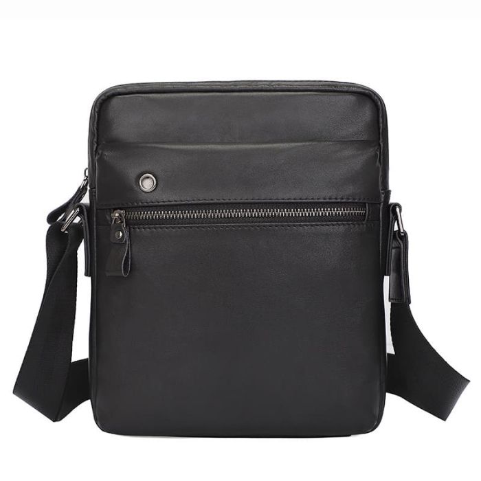 schwarze Umhängetasche Herren klein Hochformat aus Leder für Alltag und Arbeit