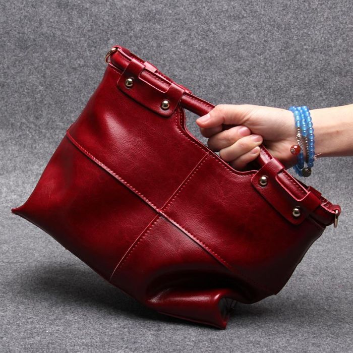 kleine rote Umhängetasche für Damen aus Leder mit Henkel